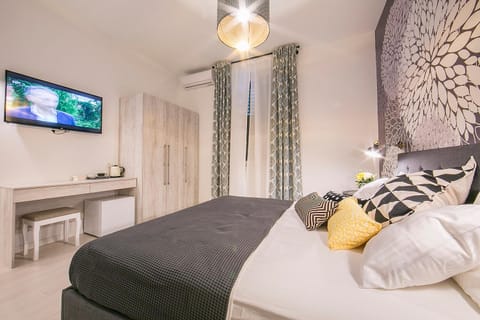 Bed, TV and multimedia, Bedroom