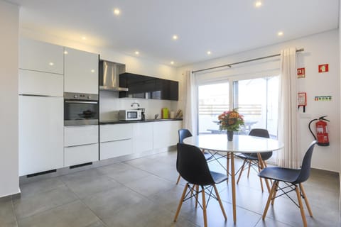 Kitchen or kitchenette, Dining area