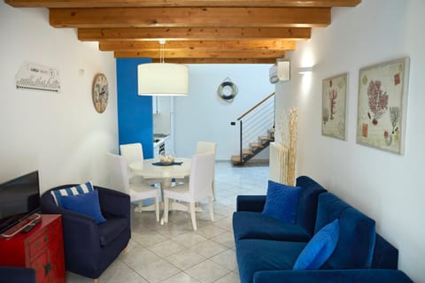 Communal lounge/ TV room, Day, Kitchen or kitchenette