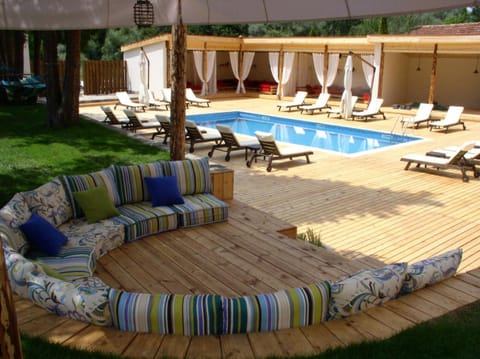 Patio, Day, Swimming pool