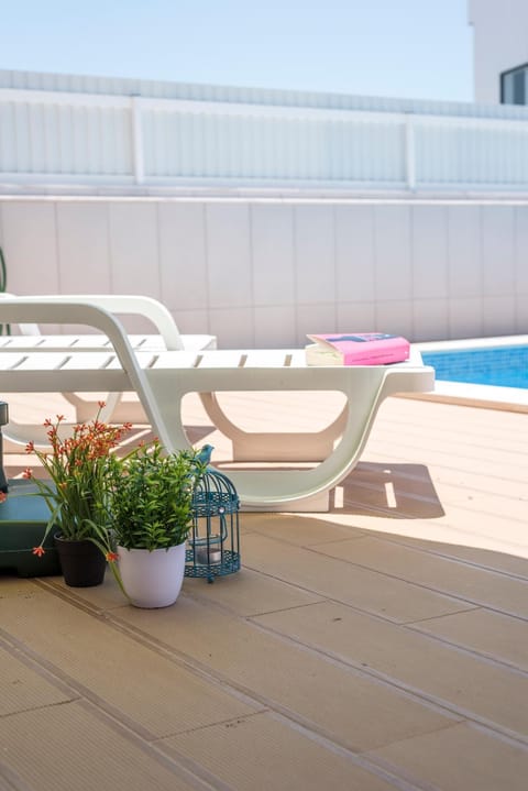 Balcony/Terrace, Decorative detail, Swimming pool