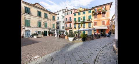 COCOON, Iconic Design in Historic Center & Breakfast Apartment in Sarzana
