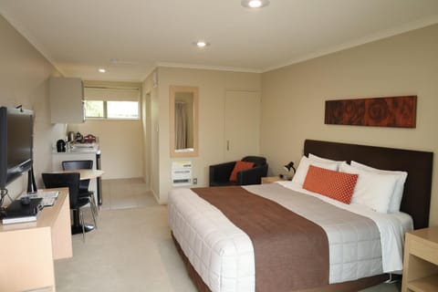 Bed, TV and multimedia, Photo of the whole room, Dining area, Bedroom, kitchen