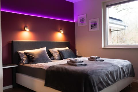Bed, Bedroom, towels