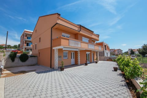 Property building, Neighbourhood