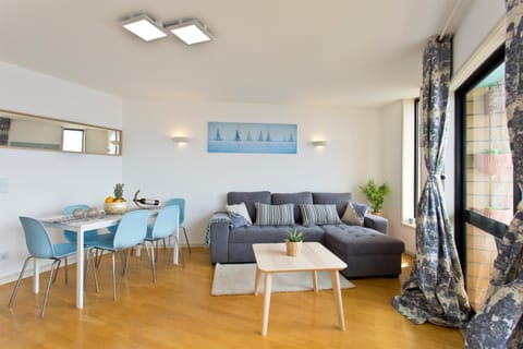 Amazing Comfy Flat with Balcony by Host Wise Condo in Matosinhos