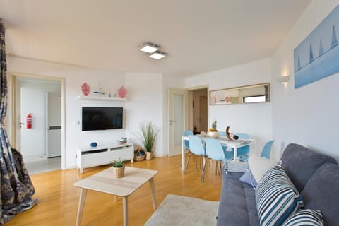 Amazing Comfy Flat with Balcony by Host Wise Condo in Matosinhos