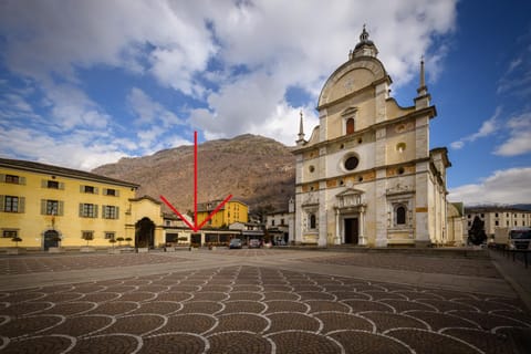 Nearby landmark, Landmark view, Mountain view