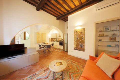 TV and multimedia, Kitchen or kitchenette, Living room, Seating area, Dining area