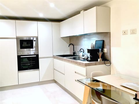 Coffee/tea facilities, Kitchen or kitchenette, Dining area