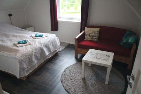 1 Room in The Yellow House, close to Airport & Lofoten Location de vacances in Troms Og Finnmark