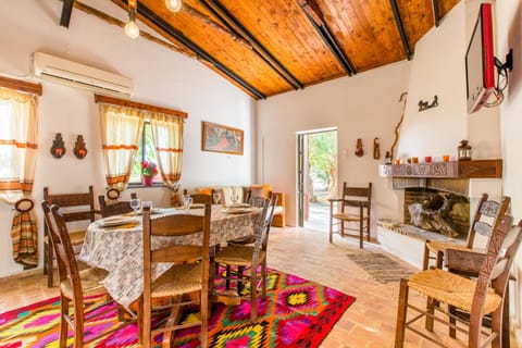 Photo of the whole room, Dining area