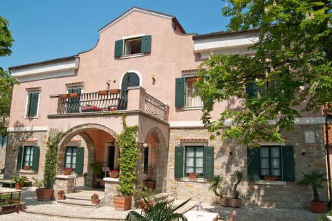 Facade/entrance, Balcony/Terrace