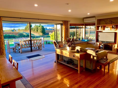 Communal lounge/ TV room, Balcony/Terrace, Garden view