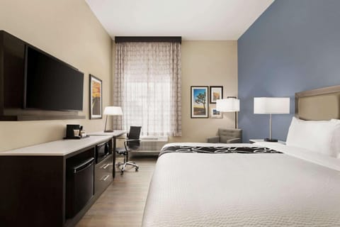 La Quinta Inn & Suites by Wyndham San Bernardino Hotel in Colton
