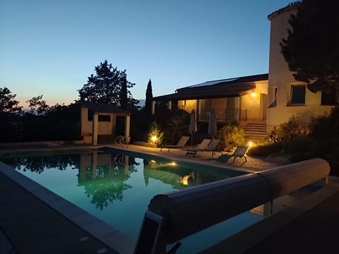 Lorgues, La Tourelle, immense piscine, plongeoir, vue, au grand calme Maison in Lorgues