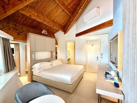 Bed, Photo of the whole room, Bedroom, air conditioner