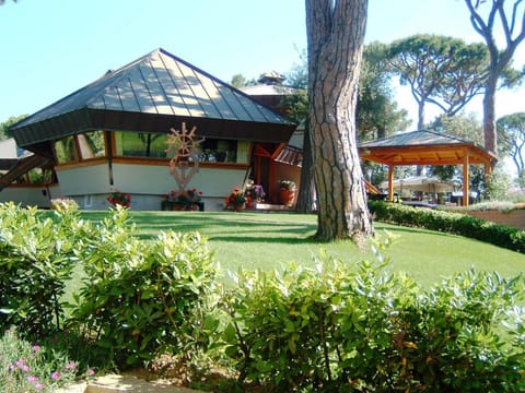 Property building, Day, Garden