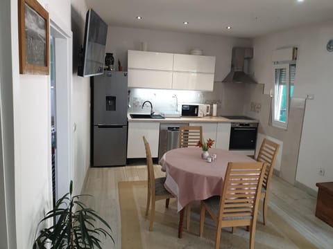 Kitchen or kitchenette, Dining area