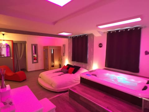 Bed, Hot Tub, Sauna, Spa and wellness centre/facilities, Photo of the whole room