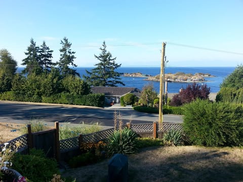 Hammond Bay Oceanside Guesthouse Bed and Breakfast in Nanaimo