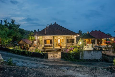 Property building, Neighbourhood, Natural landscape, View (from property/room), Decorative detail, Guests, Garden view, Street view