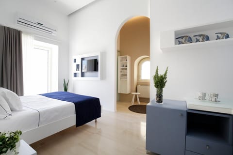 Bed, TV and multimedia, Balcony/Terrace, Photo of the whole room, Bedroom, air conditioner