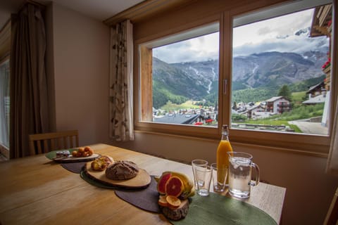 Day, Summer, Dining area, Food, Mountain view