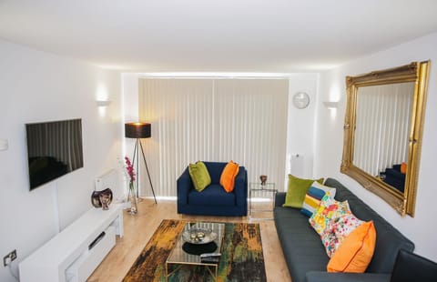 RIVERSIDE 2 BED APARTMENT Apartment in London