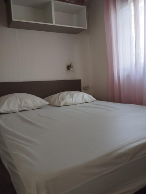 Camping les Acacias Campground/
RV Resort in Fréjus