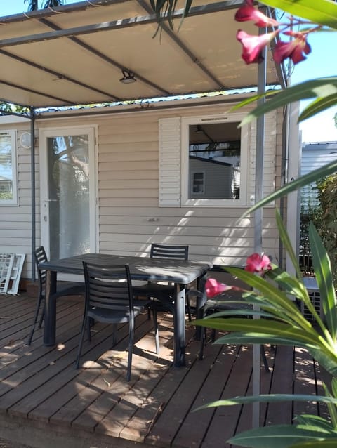 Camping les Acacias Campground/
RV Resort in Fréjus