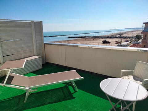 View (from property/room), Balcony/Terrace, Sea view, sunbed