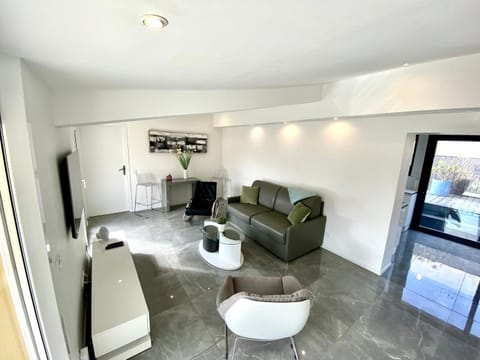 Luxury "Les Toits du Soleil" - Magnifique appartement avec terrasses et jacuzzi - Centre de cannes - By SCLS Locations Condo in Cannes