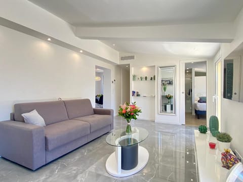 Luxury "Les Toits du Soleil" - Magnifique appartement avec terrasses et jacuzzi - Centre de cannes - By SCLS Locations Apartment in Cannes