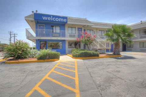 Property building, Facade/entrance, Day, On site, Time of day