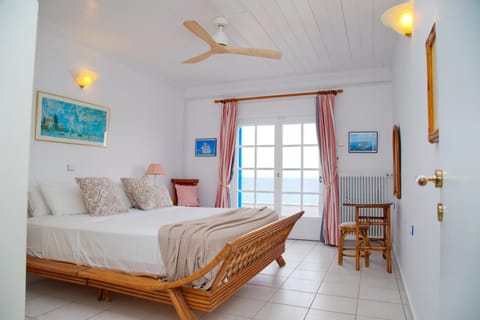 Aroura Homes 4BR Beachfront Villa Maison in Islands