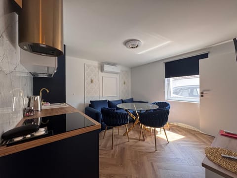 Living room, Seating area, Dining area, air conditioner