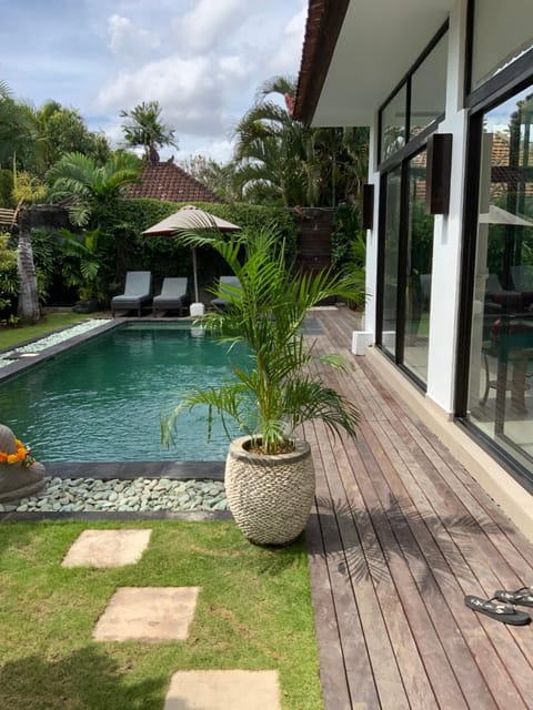 Day, Pool view