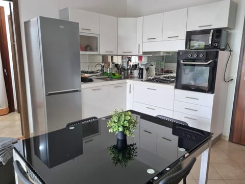 Kitchen or kitchenette, Dining area, dishwasher, minibar, pet friendly, stove