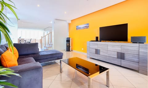 TV and multimedia, Living room, Seating area, air conditioner