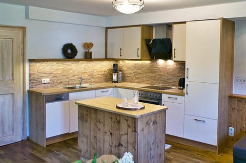 Kitchen or kitchenette, dishwasher, stove