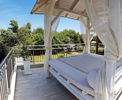 Bed, Balcony/Terrace, Garden view