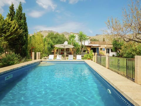 Luxurious country house with heated pool for 8 people in Pollensa House in Pollença