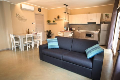 Day, Living room, Seating area, kitchen