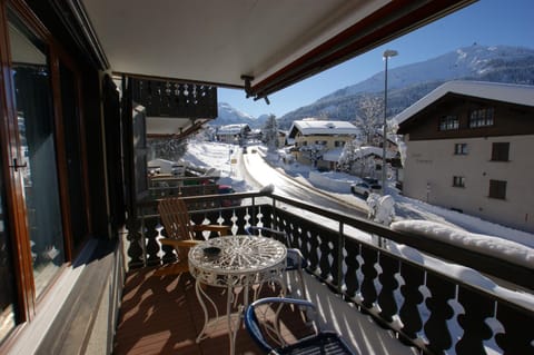 Balcony/Terrace, Mountain view, Street view