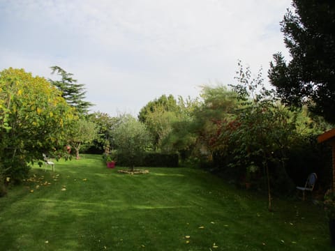 le jardin de Camille Pensão in Bernières-sur-Mer