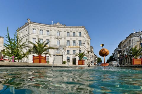 Property building, Day, Swimming pool