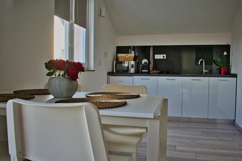 Coffee/tea facilities, Kitchen or kitchenette, Dining area