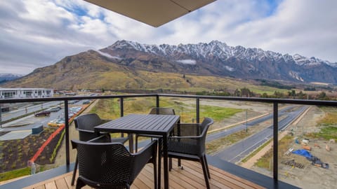 Nearby landmark, Balcony/Terrace, Mountain view