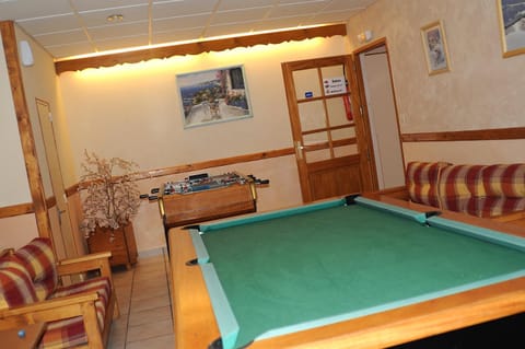 Billiard, Game Room